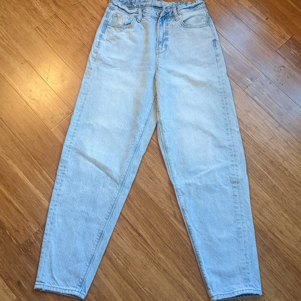 Light Wash American Eagle Mom Jeans